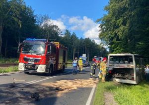 Read more about the article Samochód ciężarowy staranował autobus z pasażerami. Kierowca miał w organizmie 2 promile alkoholu