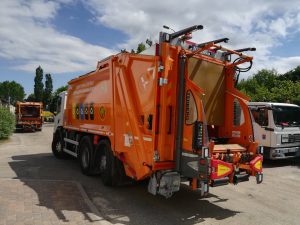 Read more about the article Zieleń Miejska kupiła trzy nowe śmieciarki