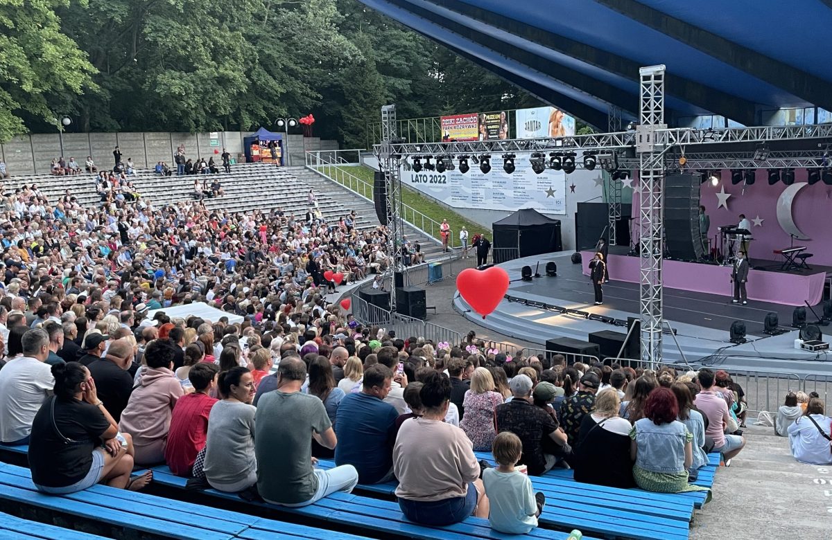 amfiteatr w Kołobrzegu, na widowni siedzi publiczność