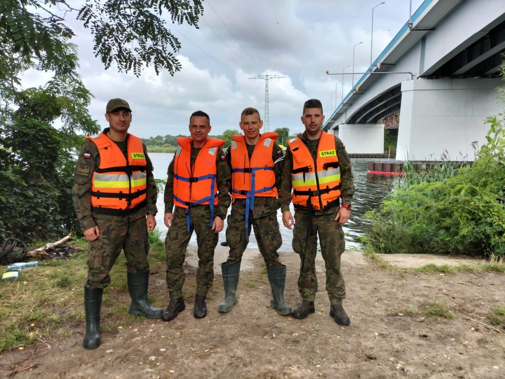 batalon2 1024x768 - Żołnierze z Kołobrzegu pomagają usuwać skutki katastrofy ekologicznej na Odrze