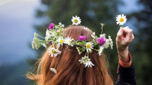 Read more about the article 3 września, biblioteka, warsztaty z wyplatania wianków, godz. 15, wstęp wolny