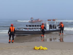 Read more about the article Łódź osiadła na mieliźnie. Pomogli kołobrzescy ratownicy (WIDEO)