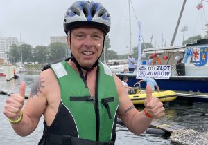 Read more about the article Carl Mottram zwycięzcą tegorocznych zawodów w jeździe rowerem po desce na wodzie (WIDEO)