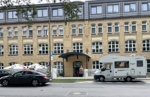 Read more about the article Koniec ze szkołą w byłej fabryce kosmetyków przy Kasprowicza. Teraz jest tu hotel