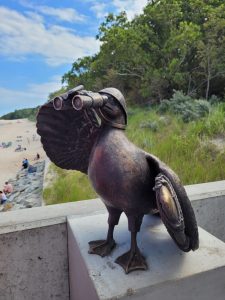 Read more about the article Z deską i lustrujący morze przez lornetkę –  Marian Ratownik stanął przy zejściu na plażę Zachodnią