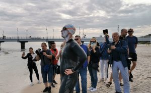 Read more about the article Bartłomiej „Foka” Kubkowski już w morzu. Pływak chce przepłynąć Bałtyk wpław (wideo)