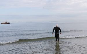 Read more about the article Szaleńcze tempo Bartłomieja Kubkowskiego. Polak płynie wpław do Szwecji już ponad dobę