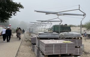 Read more about the article Duże parasole, które mają dawać przyjemny cień w upalne dni, czekają na montaż (ZDJĘCIA)