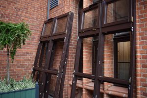 Read more about the article Rozpoczyna się wymiana ponad 100 okien w kołobrzeskim ratuszu