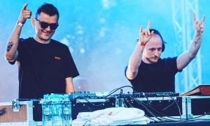 Read more about the article Jutro ostatni koncert w ramach Dobrych Tonów. Załóż wygodne obuwie i przyjdź się pogibać