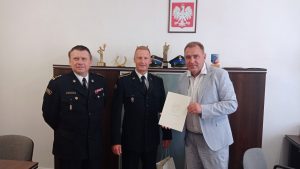 Read more about the article Strażak nie wahał się pomóc ofiarom wypadku. Wczoraj odebrał oficjalne podziękowania za bohaterską postawę