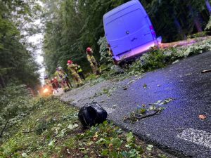 Read more about the article Motocykl, a chwilę później mercedes uderzyły w powalone drzewo