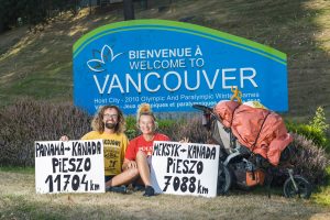 Read more about the article W tydzień biblioteka zaprasza na trzy ciekawe spotkania. M.in. ze znanym pisarzem i parą, która podróżuje pieszo