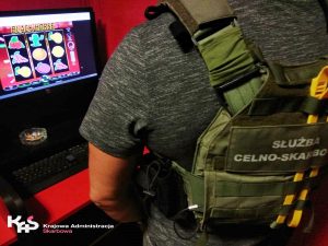 Read more about the article W Kołobrzegu pod „Modnym ciuszkiem” działał nielegalny punkt hazardowy