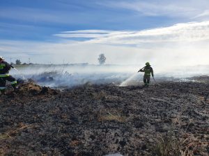 Read more about the article Wyczerpująca i długa akcja gaszenia torfowisk. Jedzenie strażakom dowoził jeden z hoteli w Dźwirzynie
