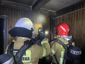 Read more about the article Pożar domu jednorodzinnego. Strażacy zdążyli ewakuować rodzinę