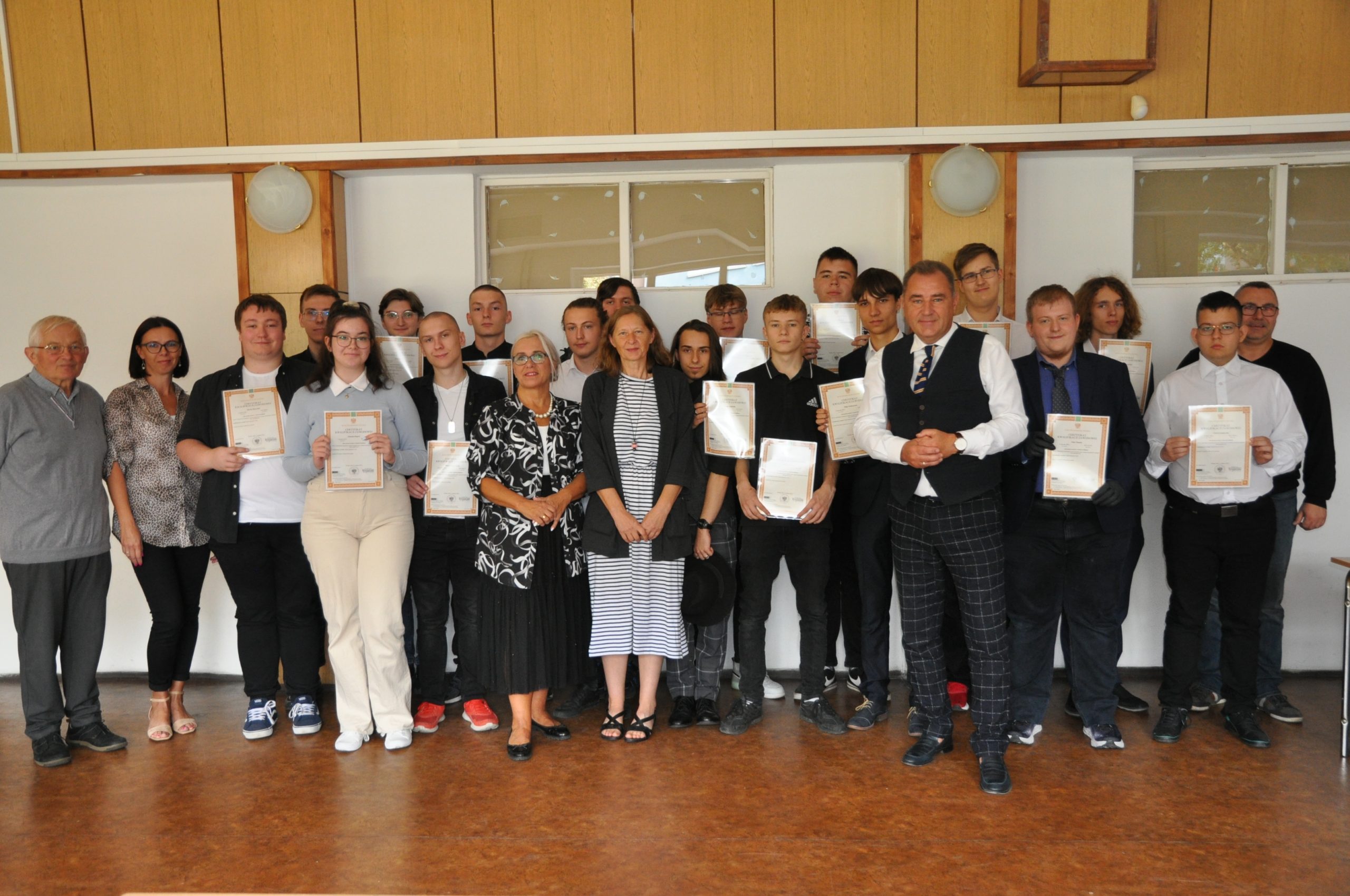 You are currently viewing Takiego wyniku jeszcze nie było: cała klasa informatyczna zdała egzamin zawodowy i to ze  średnią blisko 100 proc.!