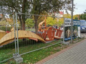 Read more about the article Dziś montowano „orzeszki” na placu zabaw przy Dubois