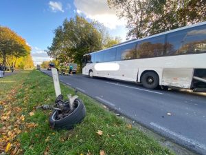 Read more about the article Na drodze za wąsko dla dwóch osobówek i autobusu. Wypadek podczas wyprzedzania