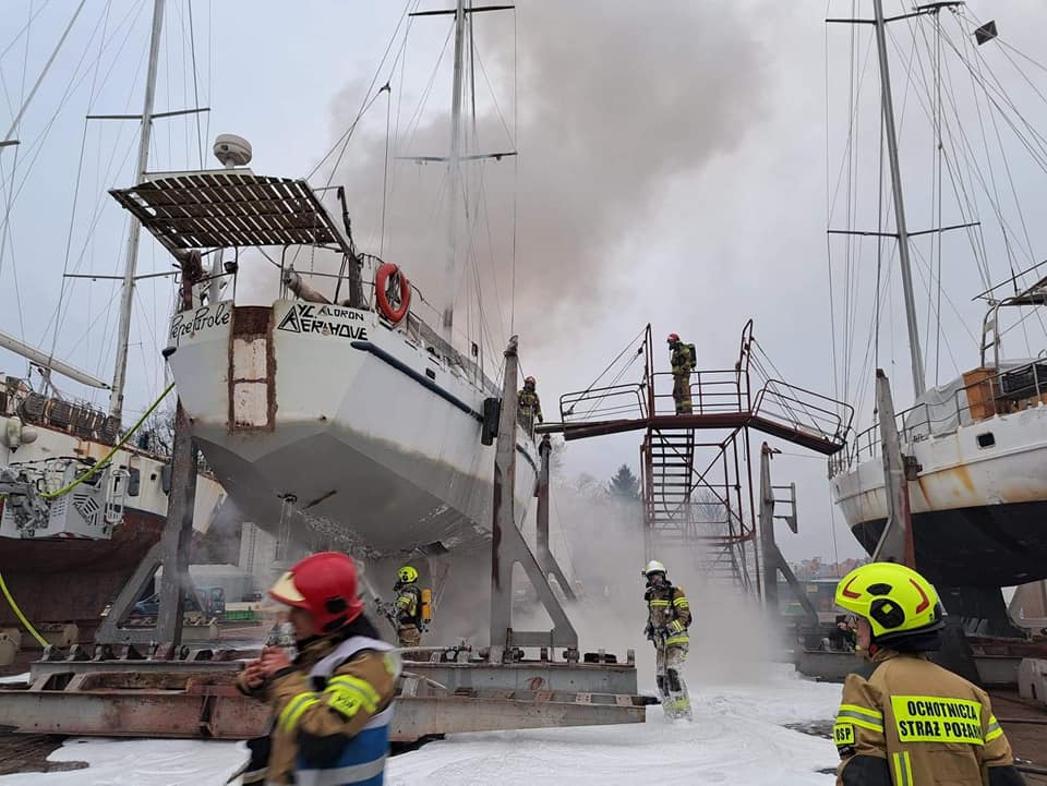 jacht - W porcie spłonął  jacht. Strażacy zapobiegli rozprzestrzenieniu się ognia na dwa kolejne (ZDJĘCIA)