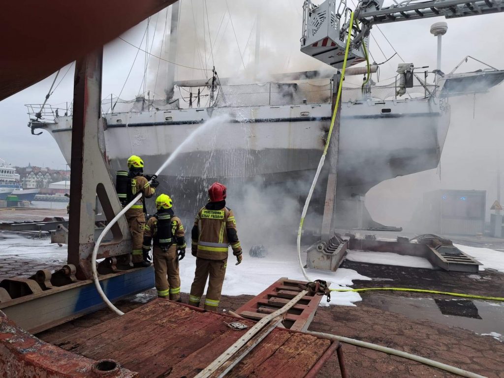 jacht2 1024x768 - W porcie spłonął  jacht. Strażacy zapobiegli rozprzestrzenieniu się ognia na dwa kolejne (ZDJĘCIA)