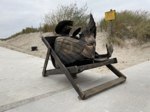 Read more about the article Kolejny Marian pojawił się na mieście – tym razem bez względu na pogodę wypoczywa na leżaku trzymając drinka z parasolką