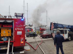 Read more about the article W porcie spłonął  jacht. Strażacy zapobiegli rozprzestrzenieniu się ognia na dwa kolejne (ZDJĘCIA)