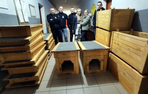 Read more about the article Kibice Kotwicy odpowiedzieli na apel schroniska dla zwierząt i ufundowali 15 ciepłych bud