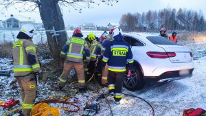 Read more about the article Wypadek w Charzynie. Kierowca mercedesa wpadł w poślizg