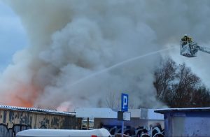 Read more about the article Trwa akcja gaszenia pożaru bazaru przy Okopowej (ZDJĘCIA)