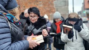 Read more about the article Książki wyszły na ulicę: ponad 300 egzemplarzy trafiło do przypadkowo napotkanych przechodniów