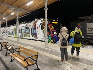 Read more about the article Pociąg w barwach WOŚP już kursuje. W sobotę po raz pierwszy przyjechał do Kołobrzegu (ZDJĘCIA, WIDEO)