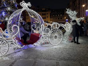 Read more about the article Jarmark Bożonarodzeniowy na placu Ratuszowym już działa (ZDJĘCIA, WIDEO)