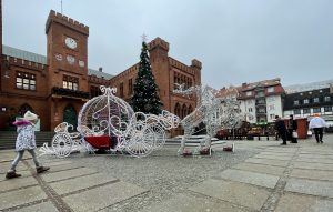 Read more about the article Jarmark Bożonarodzeniowy na placu Ratuszowym tylko do jutra (ZDJĘCIA)