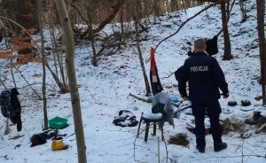 Read more about the article Często sami budują „schronienia” z desek i kocy. Mimo mrozów odmawiają przyjęcia pomocy