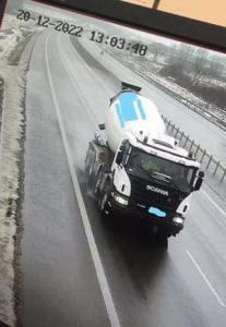 Read more about the article Policja znalazła kierowcę betoniarki, który uszkodził bariery energochłonne na S6