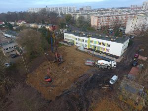 Read more about the article Trwa rozbudowa żłobka. W gruncie wykonano już betonowe kolumny pod budynek