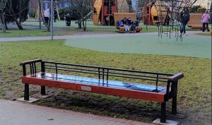 Read more about the article Pierwsza w Kołobrzegu ławka solarna. Usiądź i podładuj swój mobilny sprzęt słoneczną energią!