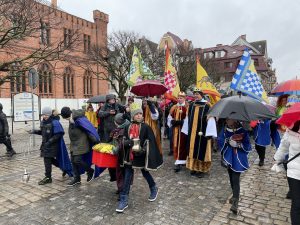 Read more about the article Orszak Trzech Króli w deszczu przeszedł ulicami Kołobrzegu (ZDJĘCIA)