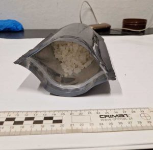Read more about the article Policja zarekwirowała kilogram narkotyku. Trzech młodych mężczyzn zostało zatrzymanych