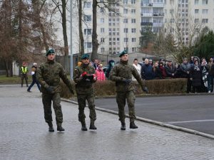 Read more about the article Przeszli 28-dniowe szkolenie. Dziś 108 żołnierzy  Dobrowolnej Zasadniczej Służby Wojskowej złożyło przysięgę