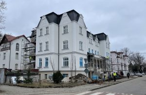 Read more about the article Piękny, zabytkowy budynek uzdrowiskowy odzyskuje dawny blask. Po zakończeniu remontu zmieni się jego przeznaczenie