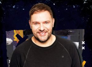 Read more about the article W niedzielę Tomasz Karolak wystąpi w kołobrzeskiej Centrali. Zostały już ostatnie bilety