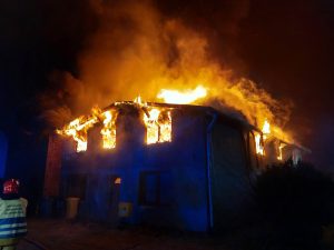 Read more about the article Pożar domu jednorodzinnego. W akcji gaszenia brało udział kilkanaście zastępów Straży Pożarnej