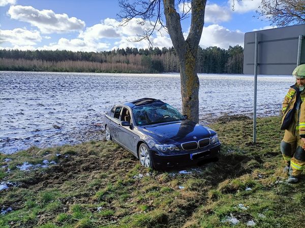wyp - Wypadek na DW112: BMW wypadło z drogi i uderzyło w drzewo