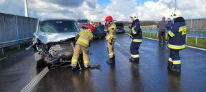 Read more about the article Karambol na S6. Dwie osoby ciężko ranne. Na miejscu śmigłowiec Lotniczego Pogotowia Ratunkowego