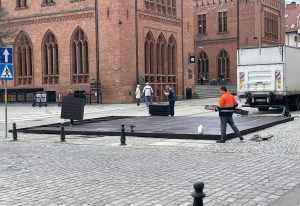 Read more about the article Na placu Ratuszowym ustawiane są pierwsze ogródki gastronomiczne