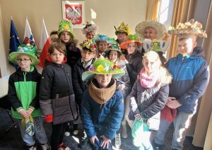 Read more about the article Parada wielkanocnych kapeluszy w „Trójce”. Świąteczne nakrycia głowy symbolizują odrodzenie i nowy początek