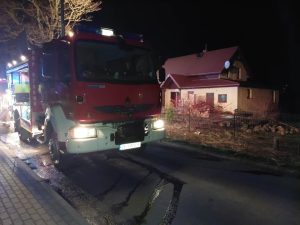 Read more about the article Pożar domku jednorodzinnego. Ogień rozprzestrzeniał się od kominka