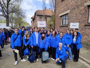 Read more about the article Młodzież z „Kopernika” w 35. Marszu Żywych na terenie byłego niemieckiego obozu koncentracyjnego Auschwitz Birkenau